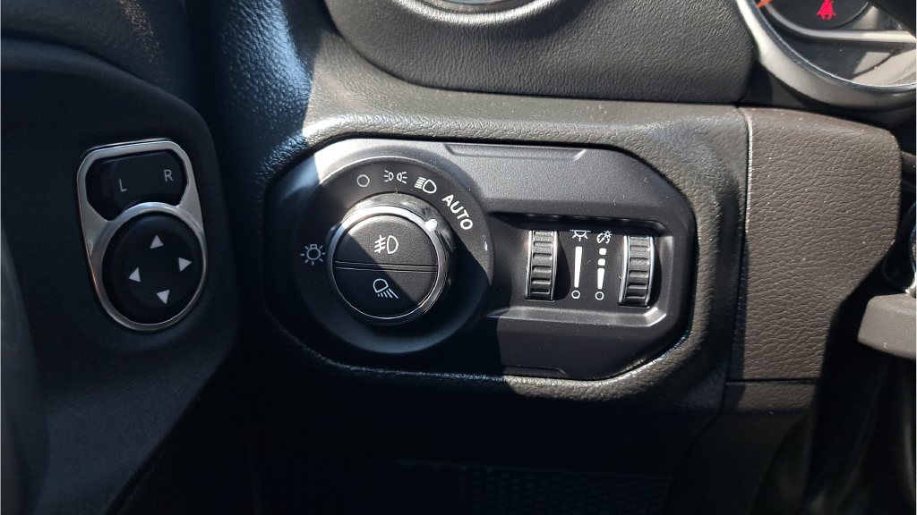 Used 2022 Gray Jeep High Altitude image 24