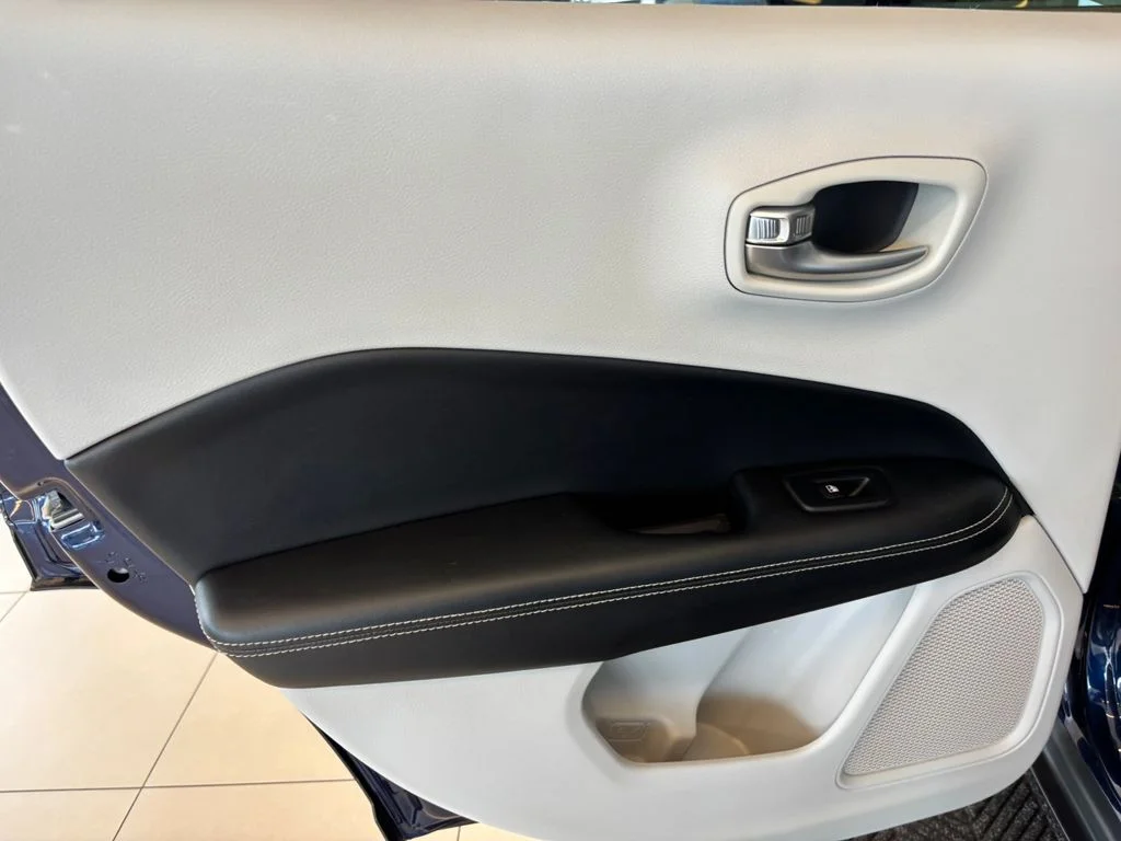 Used 2018 Blue Jeep Latitude image 25