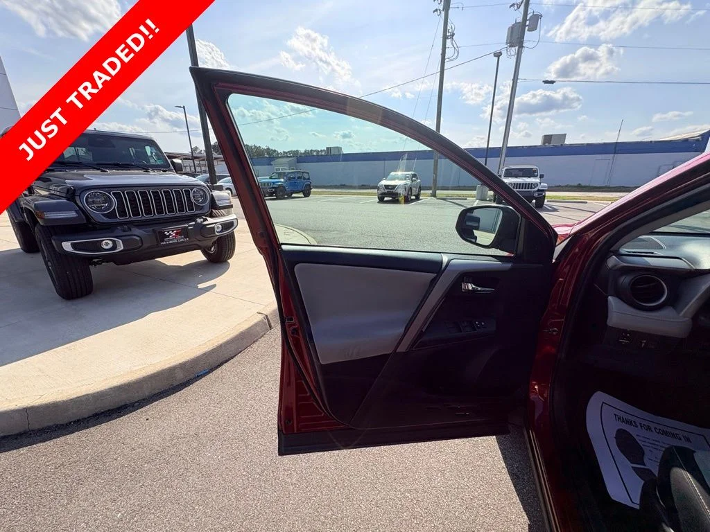 Used 2018 Red Toyota XLE image 17
