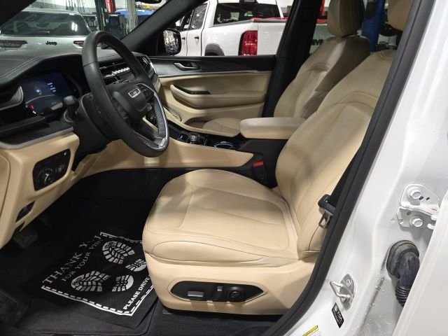 Used 2022 White Jeep 4xe image 13