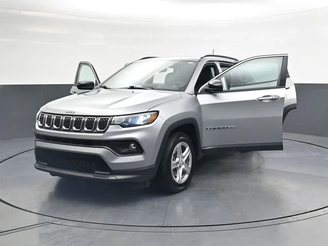 Used 2023 Silver Jeep Latitude image 41