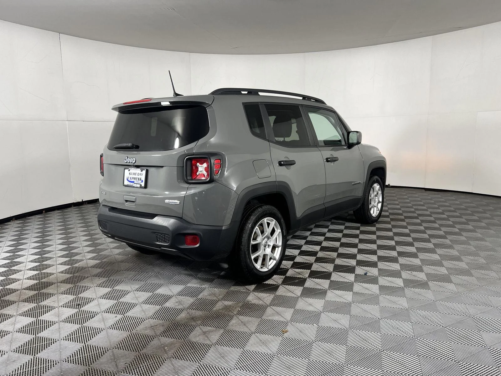 Used 2021  Jeep Latitude image 24