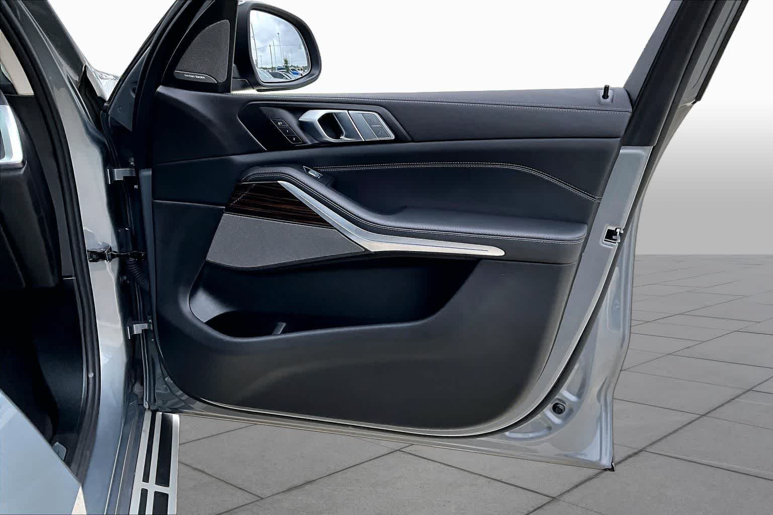 Used 2026 Skyscraper Grey Metallic BMW xDrive40i image 26