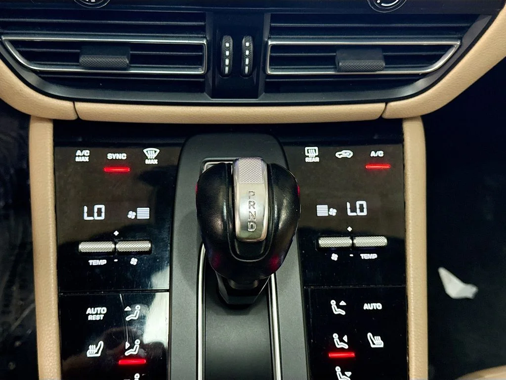 Used 2022  Porsche Base image 17