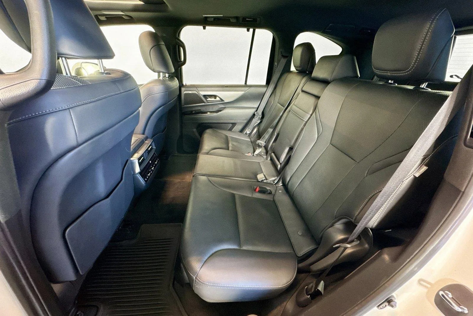 Used 2024 White Lexus LX 600 F SPORT image 22