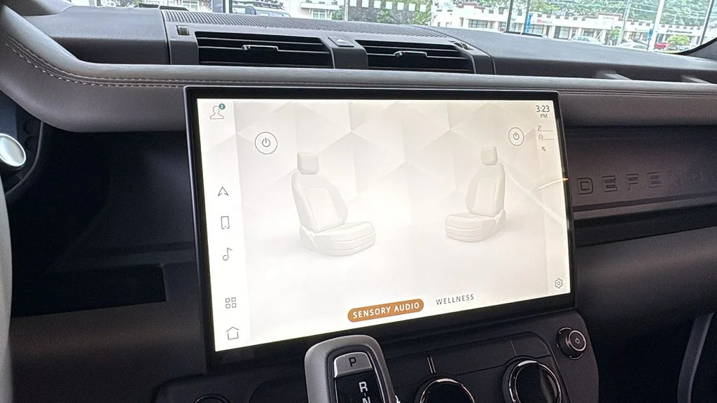 New 2026 White Land Rover OCTA image 29