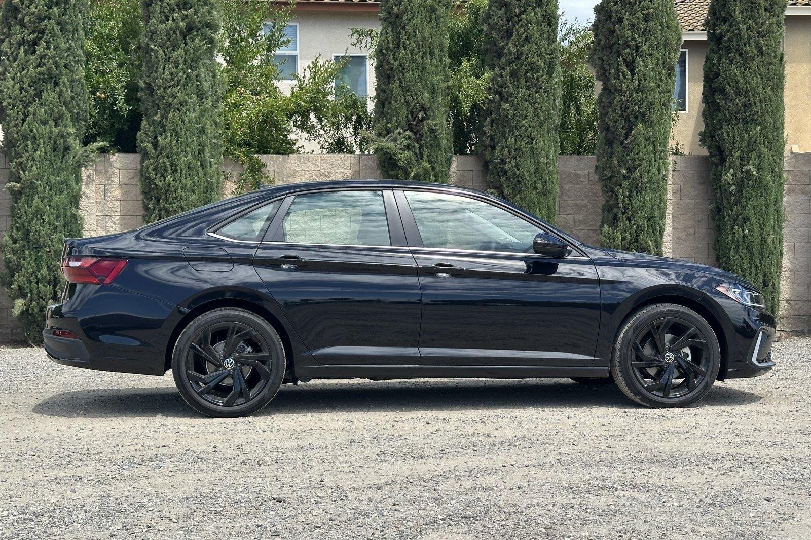 New 2026 Deep Black Pearl Volkswagen SE image 3
