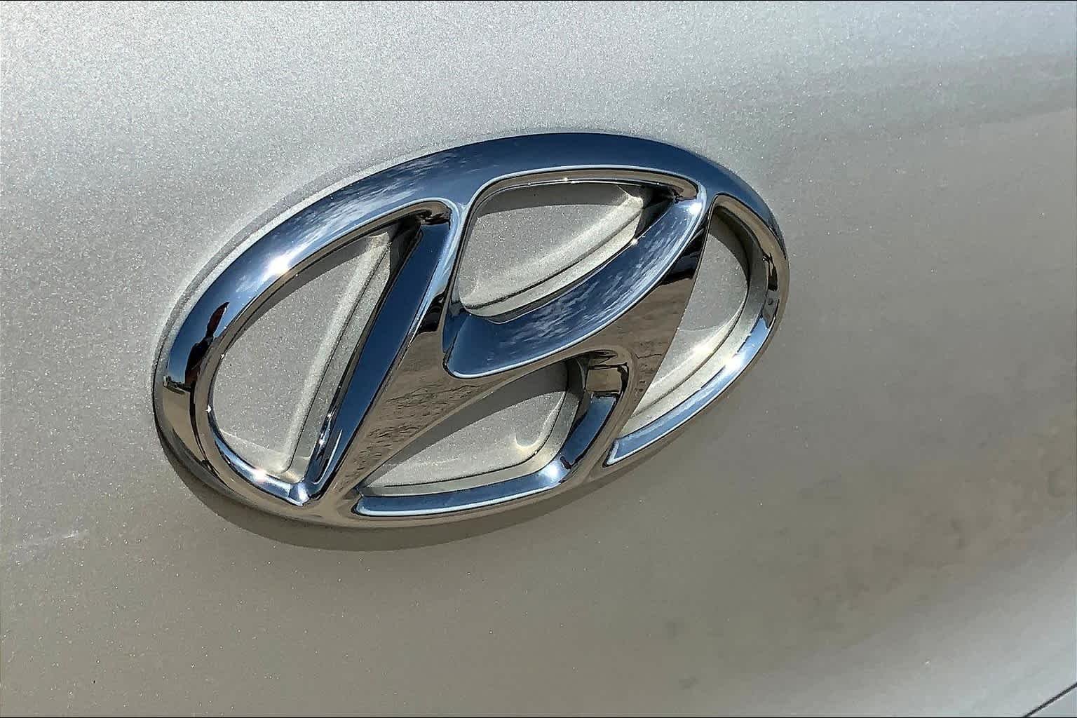 Used 2018 Molten Silver Hyundai SE image 9