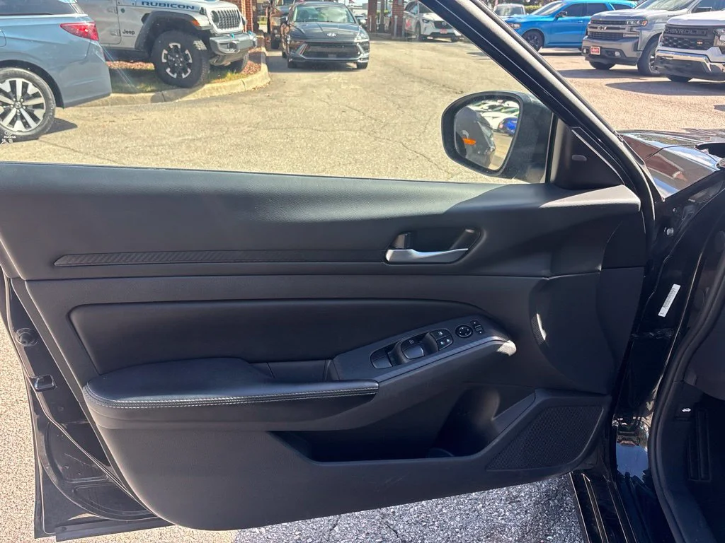 Used 2025 Black Nissan 2.5 SV image 18