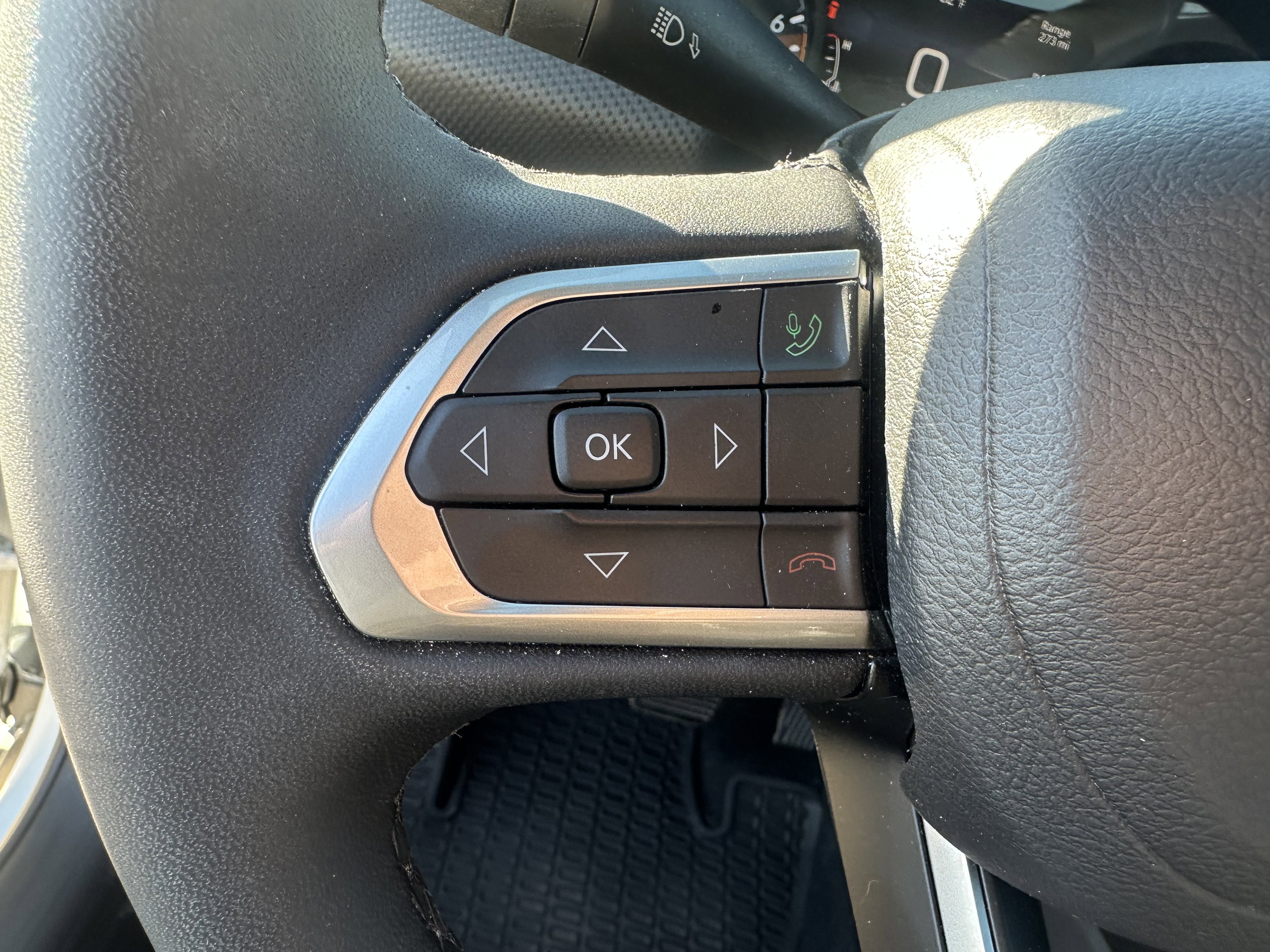 Used 2025 Bright White Clearcoat Jeep Latitude image 12