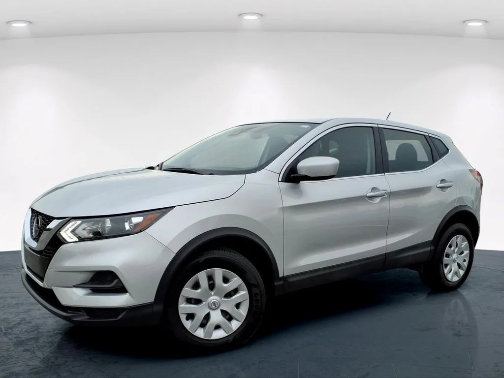 Used 2020 Silver Nissan S image 2