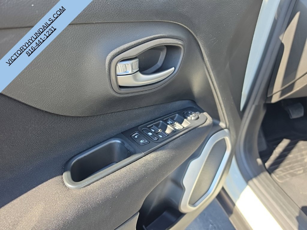 Used 2018 White Jeep Latitude image 9