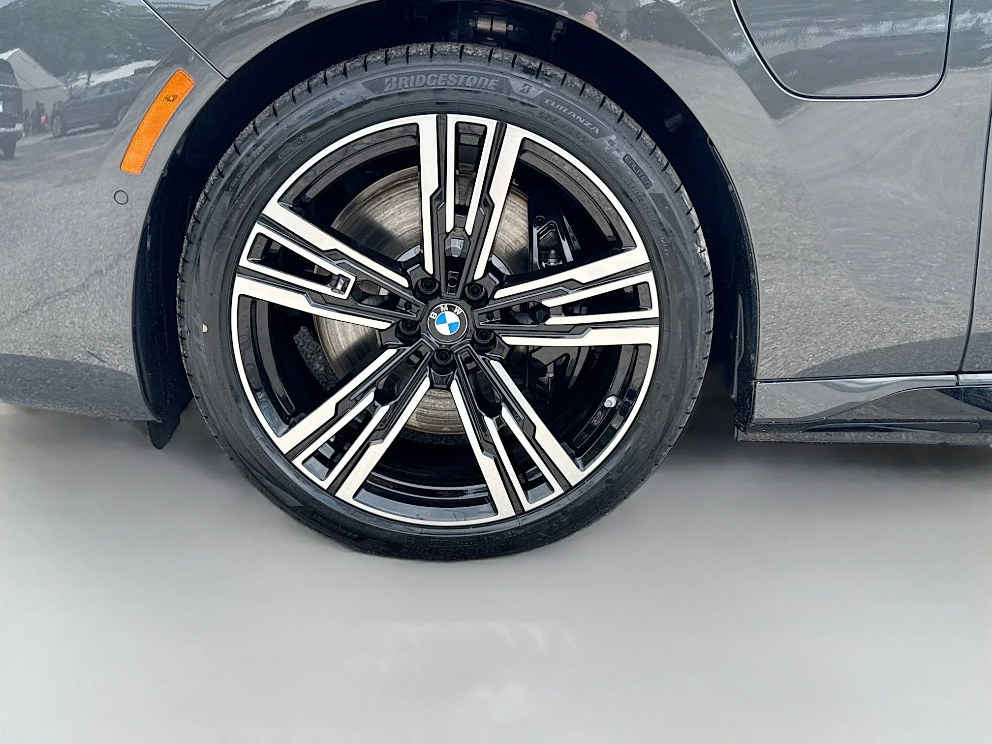 New 2026 Dravit Grey Metallic BMW 750e xDrive image 41