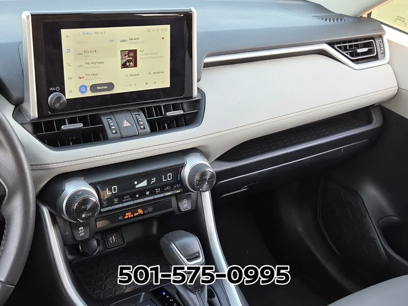 Used 2025 Silver Sky Metallic TOYOTA XLE PREMIUM FWD image 27