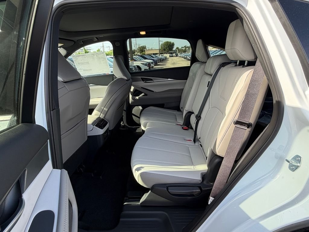 New 2027 RADIANT WHITE INFINITI Luxe AWD image 14
