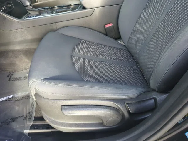 Used 2019 Black Hyundai SE image 19