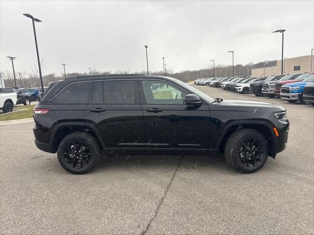 New 2026 Diamond Black Crystal Pearl-Coat Exterior Paint Jeep Altitude image 10