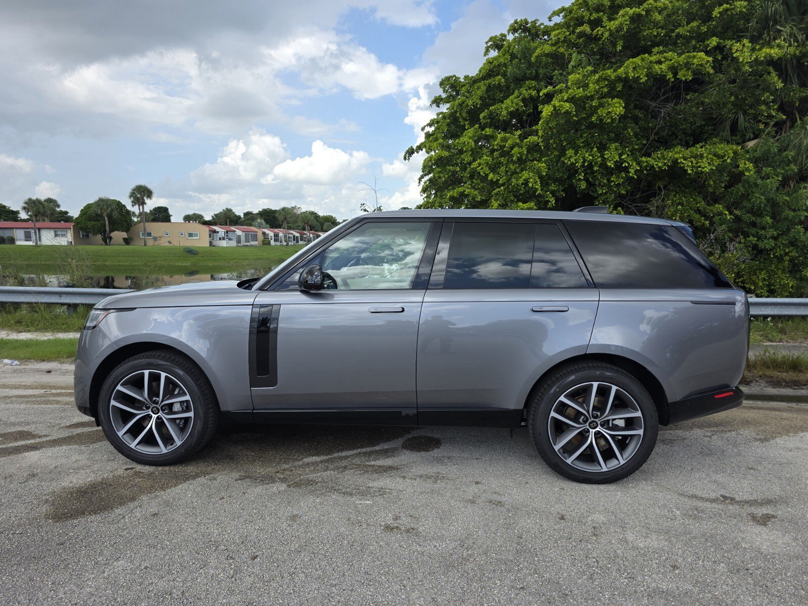 New 2027 Eiger Grey Land Rover P400 SE image 7