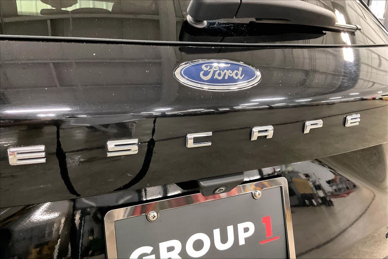 Used 2020 Agate Black Metallic Ford SE image 10