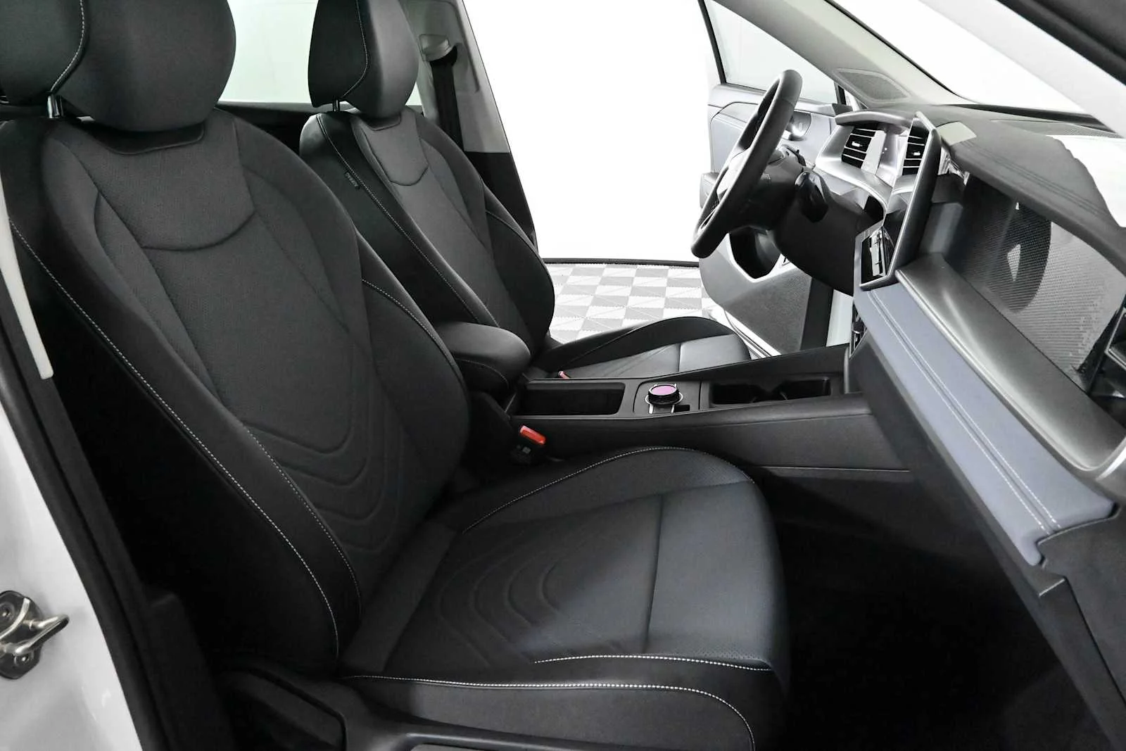 New 2026 Pure White Volkswagen SE image 13