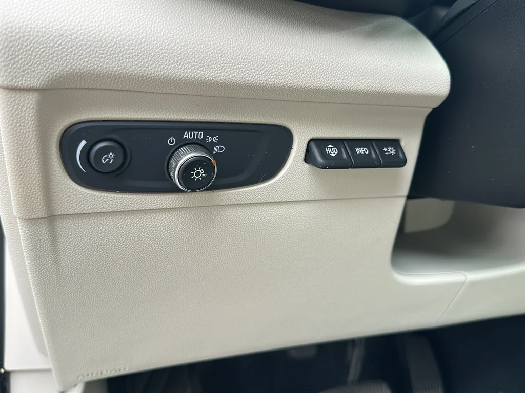 Used 2021 Red Buick Avenir image 28