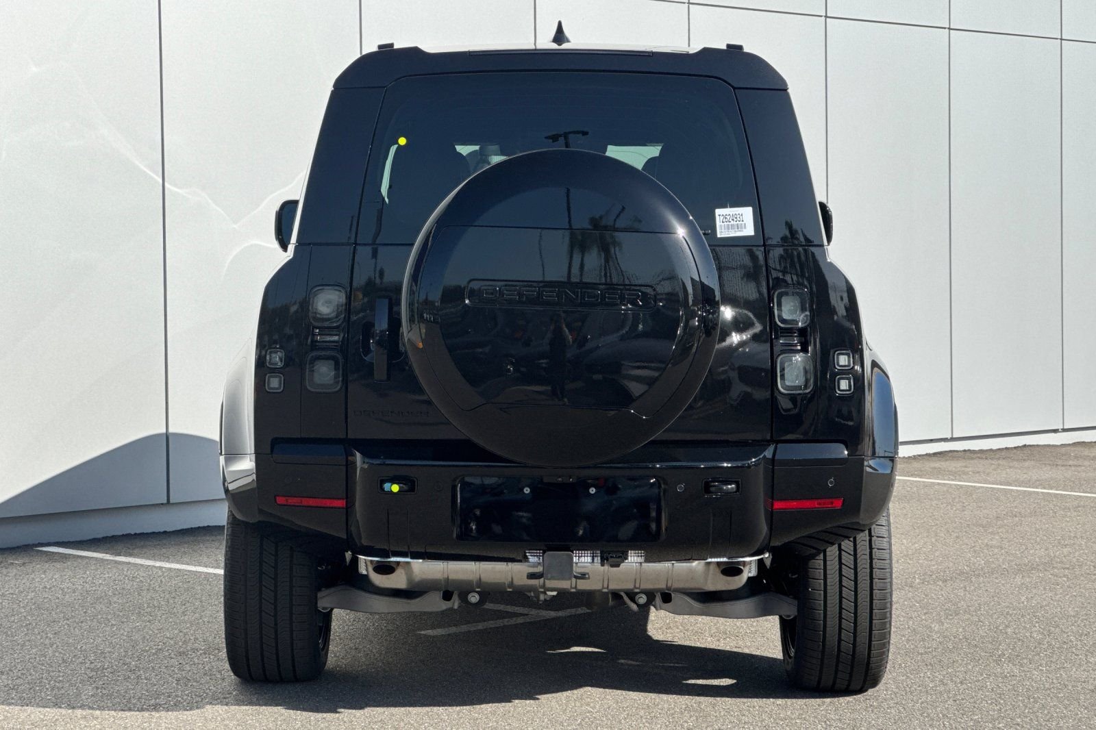 New 2026 Santorini Black Land Rover X-Dynamic SE image 4