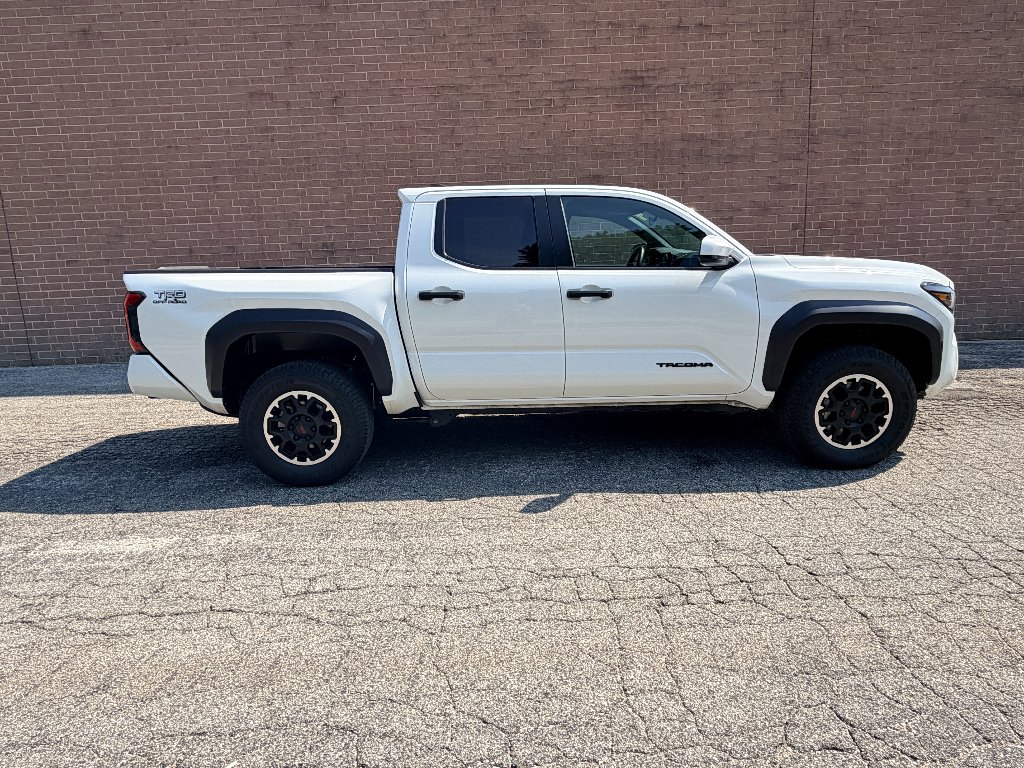 Used 2026 Ice Cap Toyota SR5 image 7
