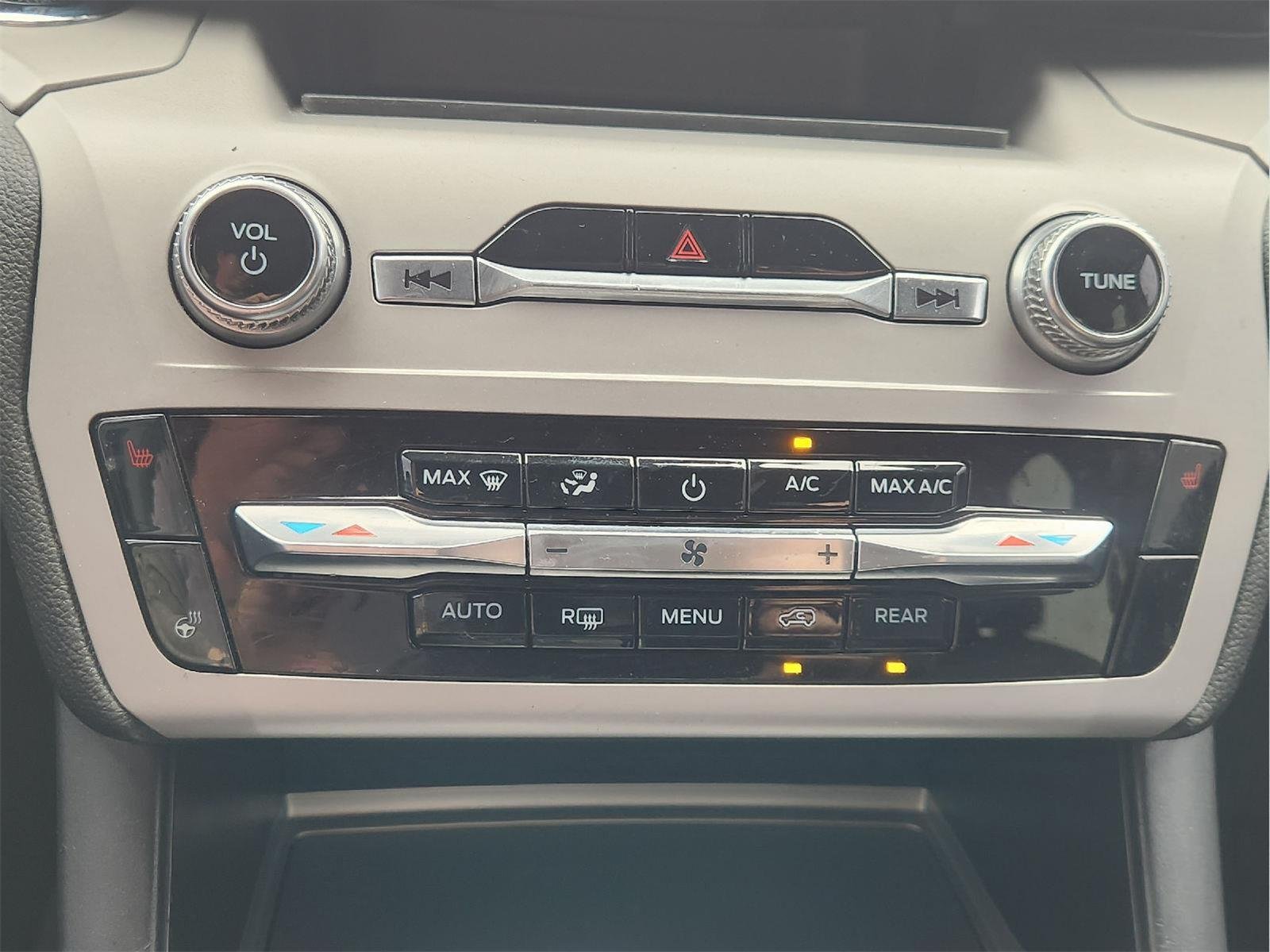 2023 Ford Explorer photo 19 of 34
