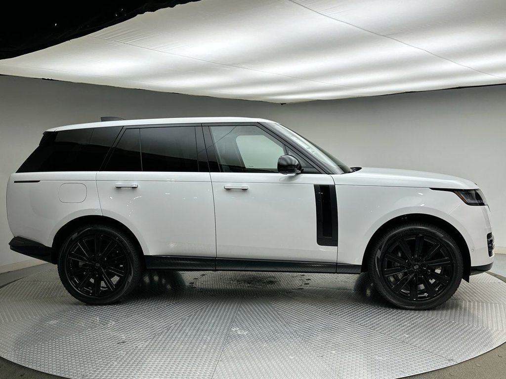 New 2027 Fuji White Land Rover SE image 4