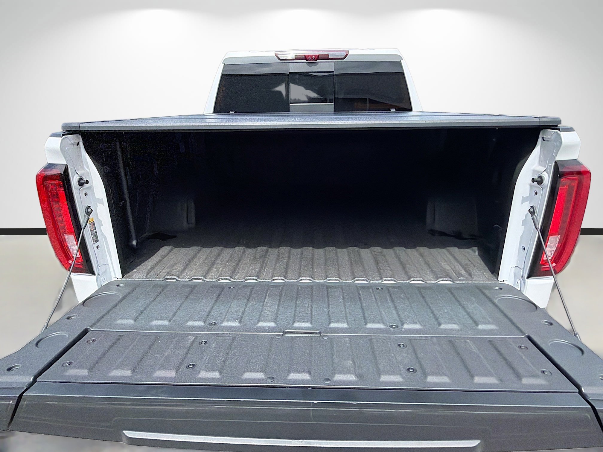 Used 2025 White Frost Tricoat GMC Denali image 12