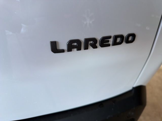 New 2026 Bright White Clear-Coat Exterior Paint Jeep Laredo image 6