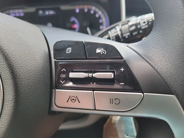 Used 2022 Gray Hyundai SE image 27