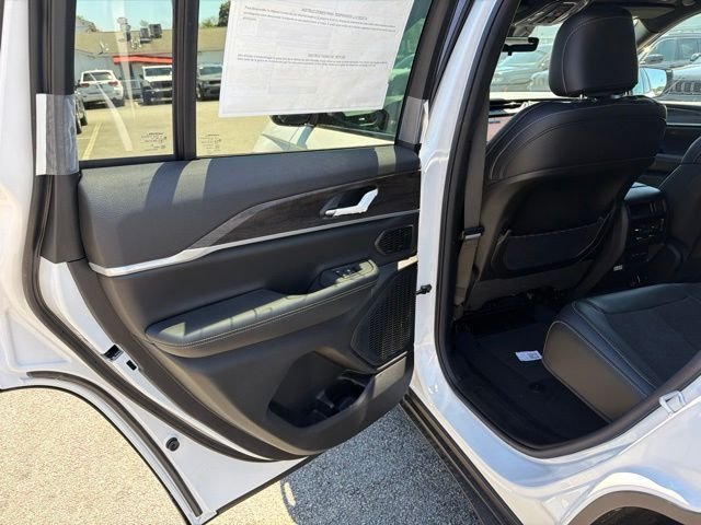 New 2026 Bright White Clear-Coat Exterior Paint Jeep Altitude image 10