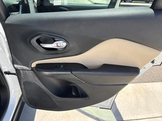 Used 2015 White Jeep Latitude image 21
