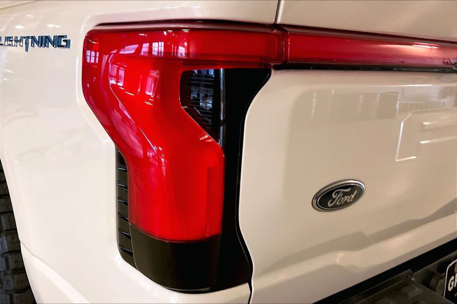 Used 2023 Star White Metallic Tri-Coat Ford Platinum image 26