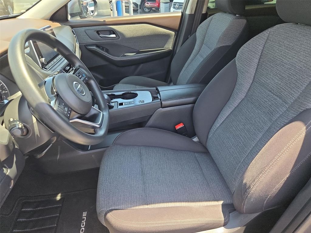 2021 Nissan Rogue SV - Photo 11