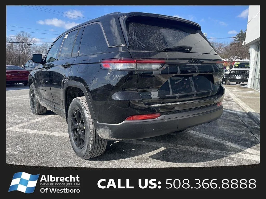 New 2026 Diamond Black Crystal Pearl-Coat Exterior Paint Jeep Altitude image 3