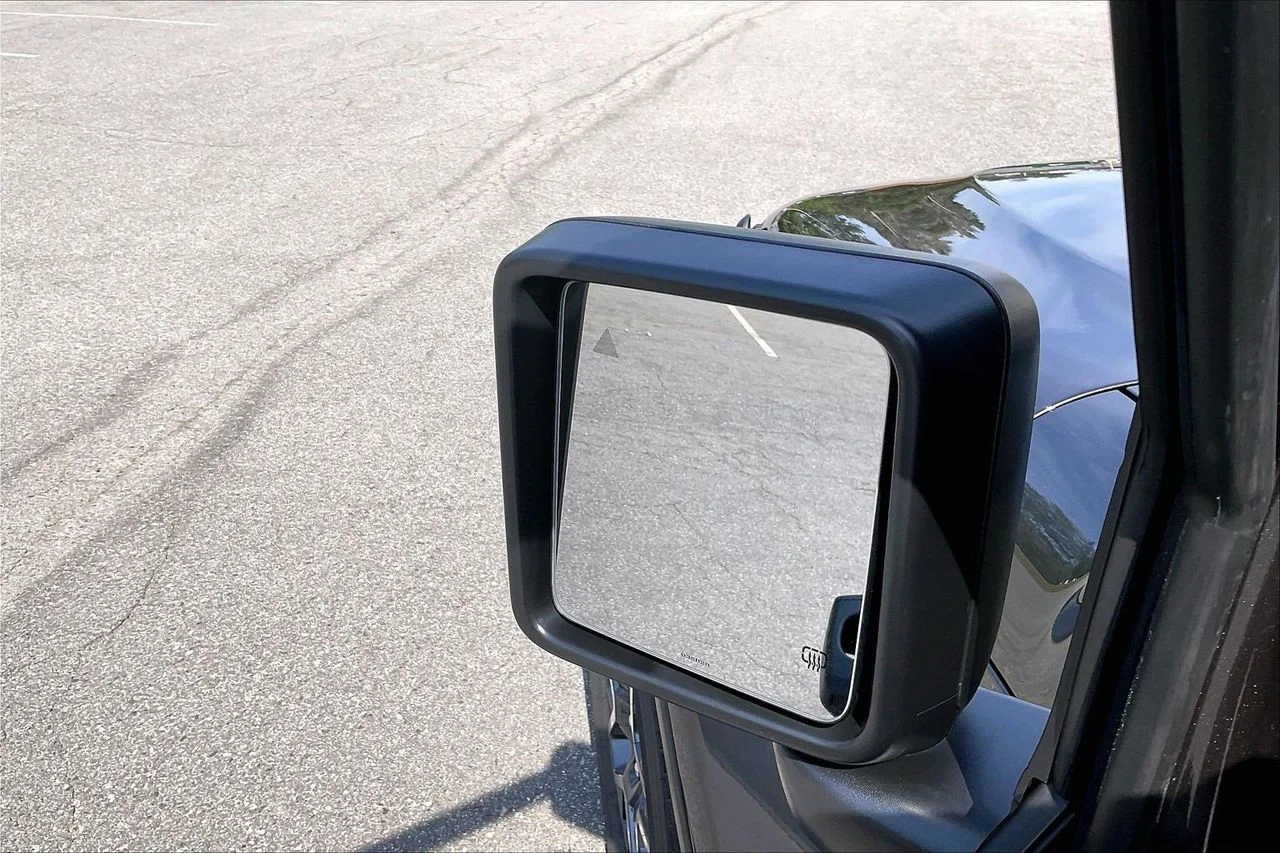 New 2026 Granite Crystal Metallic Clear-Coat Exterior Paint Jeep Sahara image 24