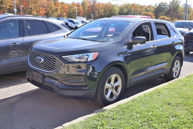 Used 2023 Green Ford SE image 1