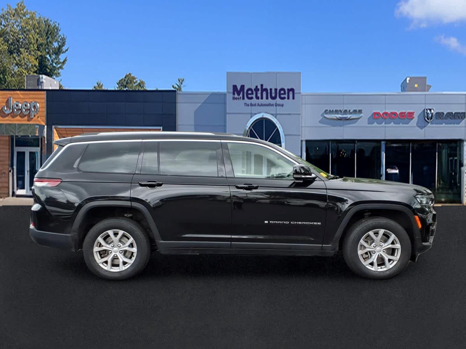 Used 2023 Diamond Black Crystal Pearlcoat Jeep Limited image 3
