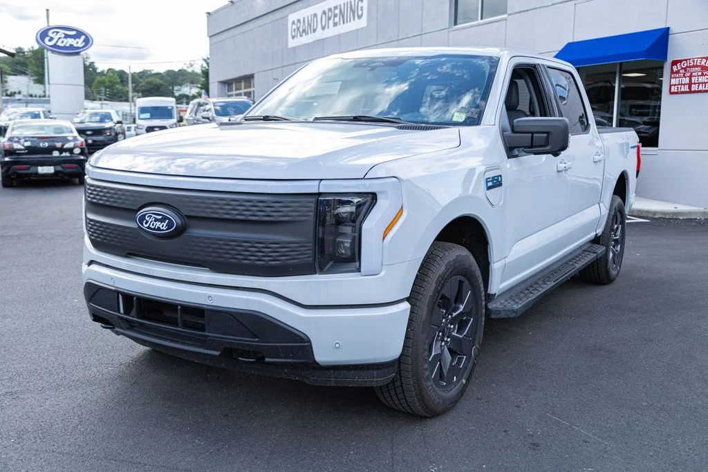 2025 Ford F-150 Lightning Flash - Photo 2