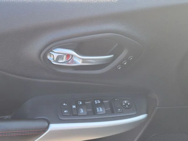 Used 2018 Silver Jeep Trailhawk image 13