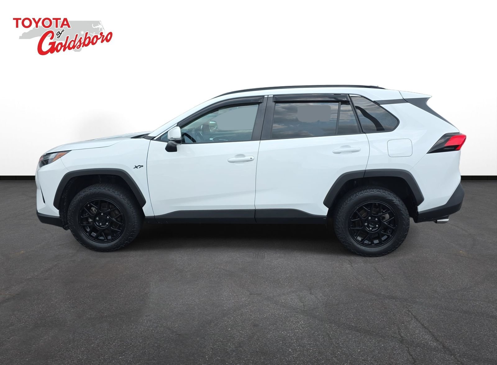 Used 2022 White Toyota XLE image 8