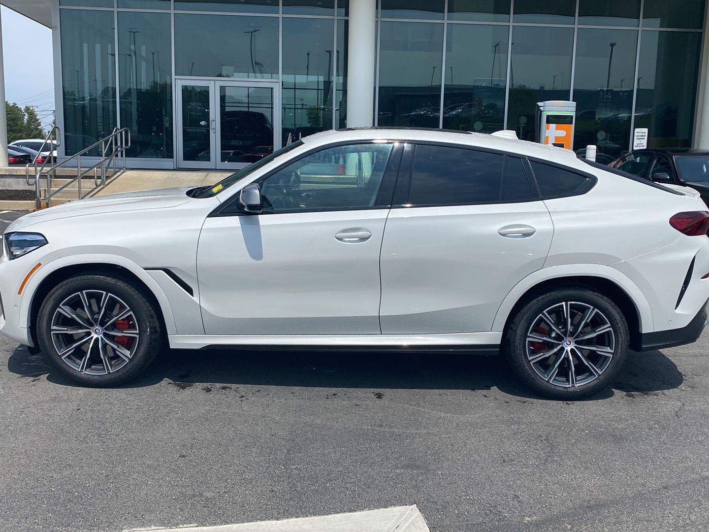 Certified Used 2023 Mineral White Metallic BMW M50i image 4