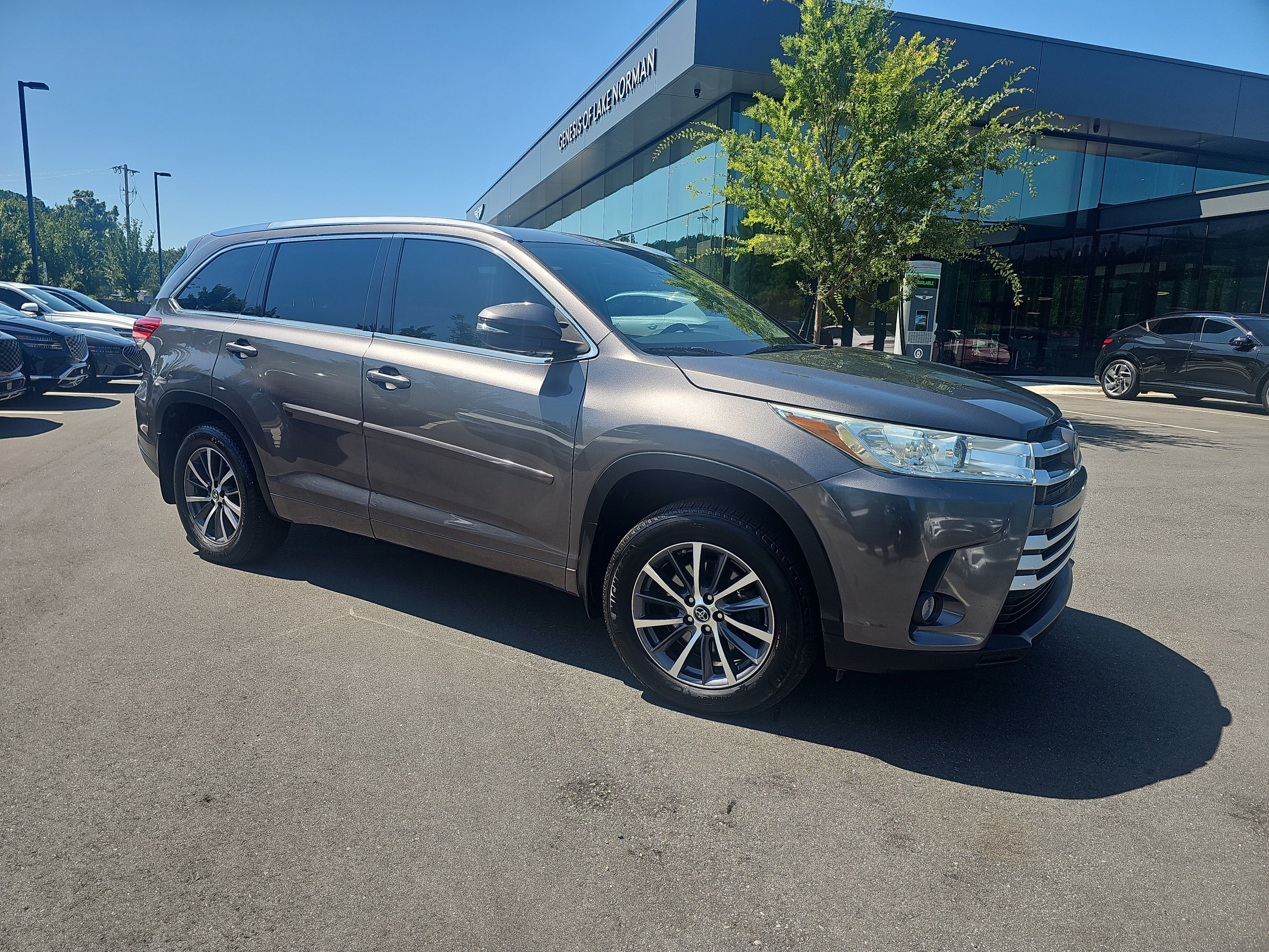 Used 2018 Predawn Gray Mica Toyota XLE image 3
