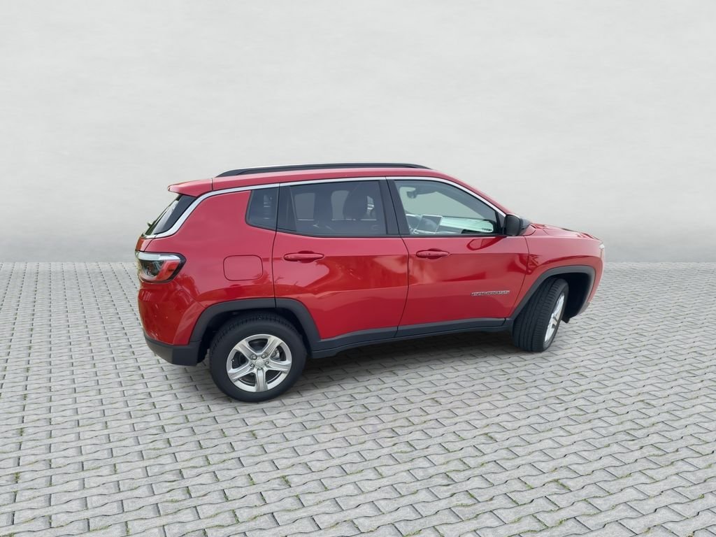 Used 2024  Jeep Latitude image 8