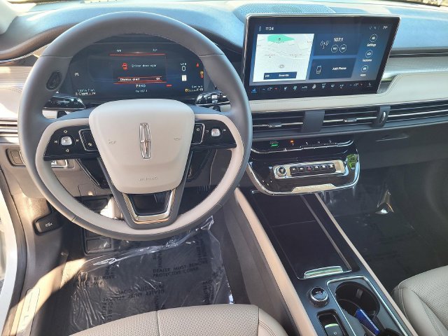 Used 2024 White Lincoln Premiere image 9