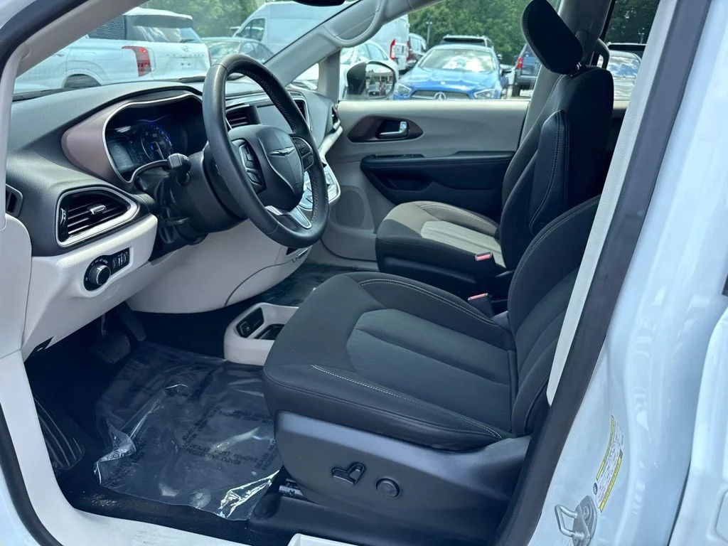 Used 2023 White Chrysler LX image 3