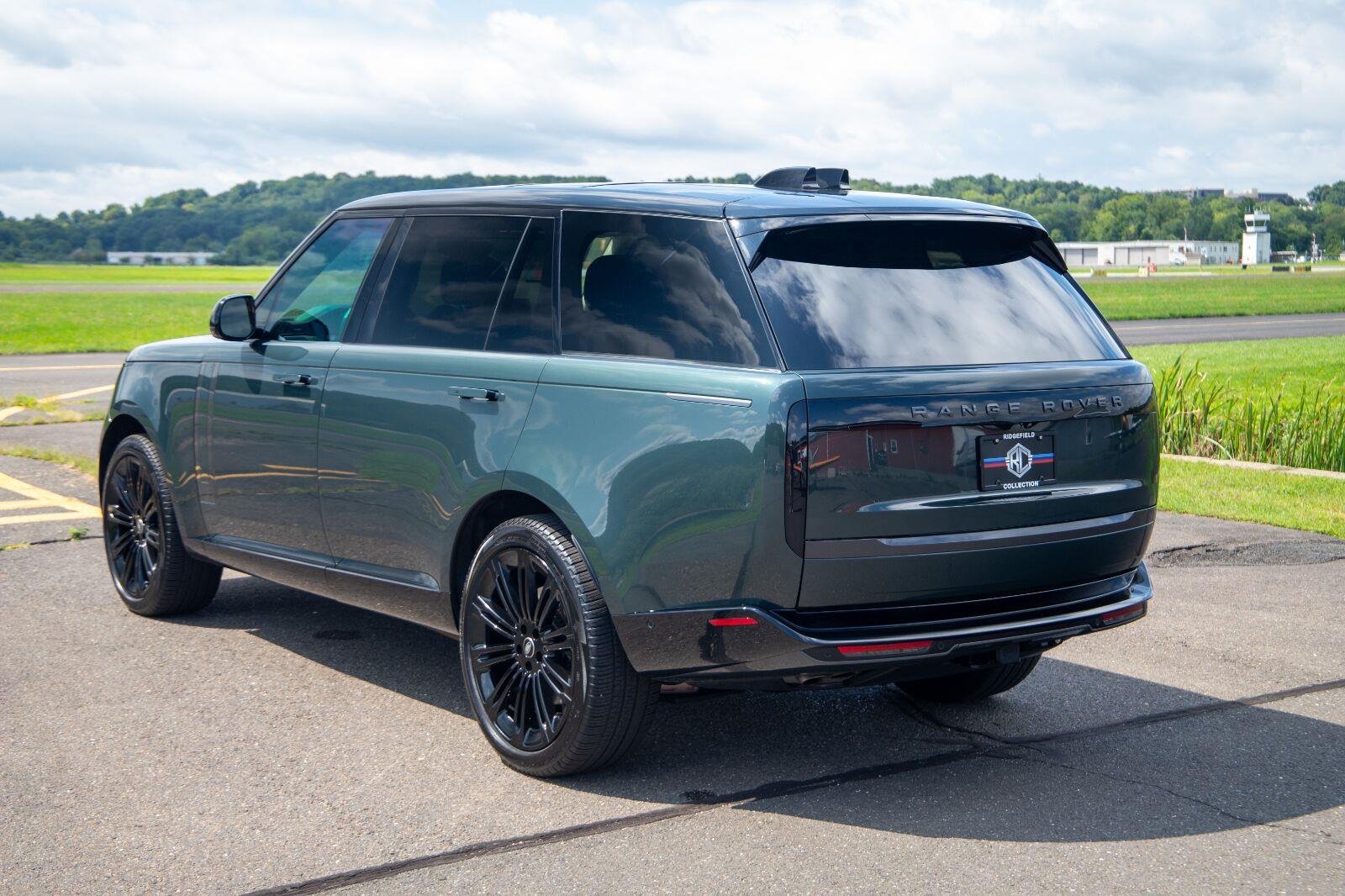 Used 2024 GREEN Land Rover SE image 17