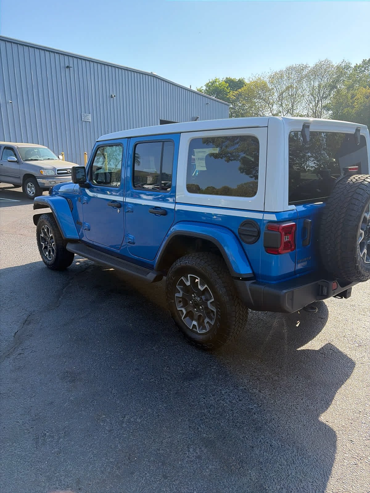 New 2026 Hydro Blue Pearl-Coat Exterior Paint Jeep Sahara image 6